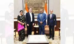 उपराष्ट्रपति सी. पी. राधाकृष्णन ने जॉर्ज ओसबोर्न, क्रिस लेहेन तथा प्रज्ञा मिश्रा से मुलाकात की उपराष्ट्रपति सी. पी. राधाकृष्णन ने जॉर्ज ओसबोर्न, क्रिस लेहेन तथा प्रज्ञा मिश्रा से मुलाकात की