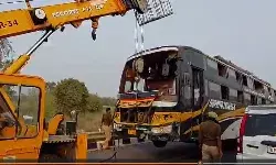 लखनऊः पूर्वांचल एक्सप्रेसवे पर डबल डेकर बस पलटी, 7 की मौत