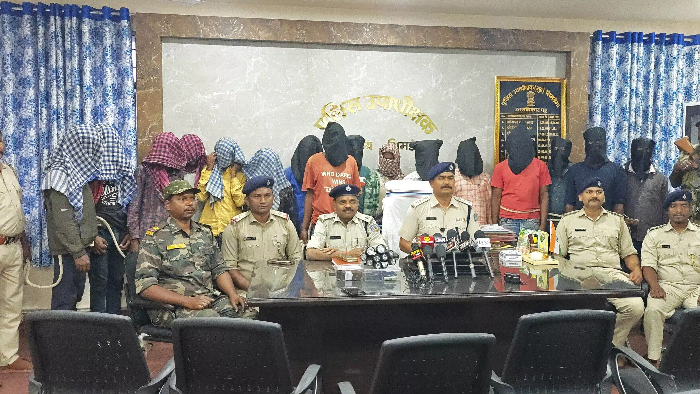 227 प्रतिबंधित मवेशियों के साथ 16 पशु तस्कर गिरफ्तार 227 प्रतिबंधित मवेशियों के साथ 16 पशु तस्कर गिरफ्तार