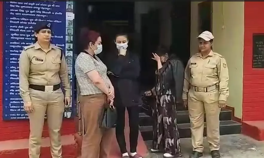 उत्तराखंड : देहरादून में तीन विदेशी महिलाएं गिरफ्तार उत्तराखंड : देहरादून में तीन विदेशी महिलाएं गिरफ्तार