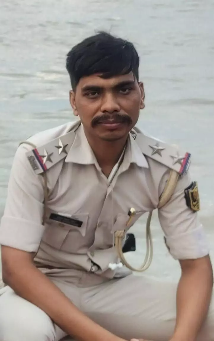 वैशाली: जढुआ टीओपी प्रभारी ने सर्विस रिवॉल्वर से की खुदकुशी, पुलिस महकमे में हड़कंप वैशाली: जढुआ टीओपी प्रभारी ने सर्विस रिवॉल्वर से की खुदकुशी, पुलिस महकमे में हड़कंप