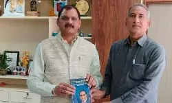 डॉ.अंबेडकर के विचारों की समकालीन प्रासंगिकता पर केंद्रित पुस्तक कुलपति को भेंट, अकादमिक जगत में बढ़ी हलचल” डॉ.अंबेडकर के विचारों की समकालीन प्रासंगिकता पर केंद्रित पुस्तक कुलपति को भेंट, अकादमिक जगत में बढ़ी हलचल”