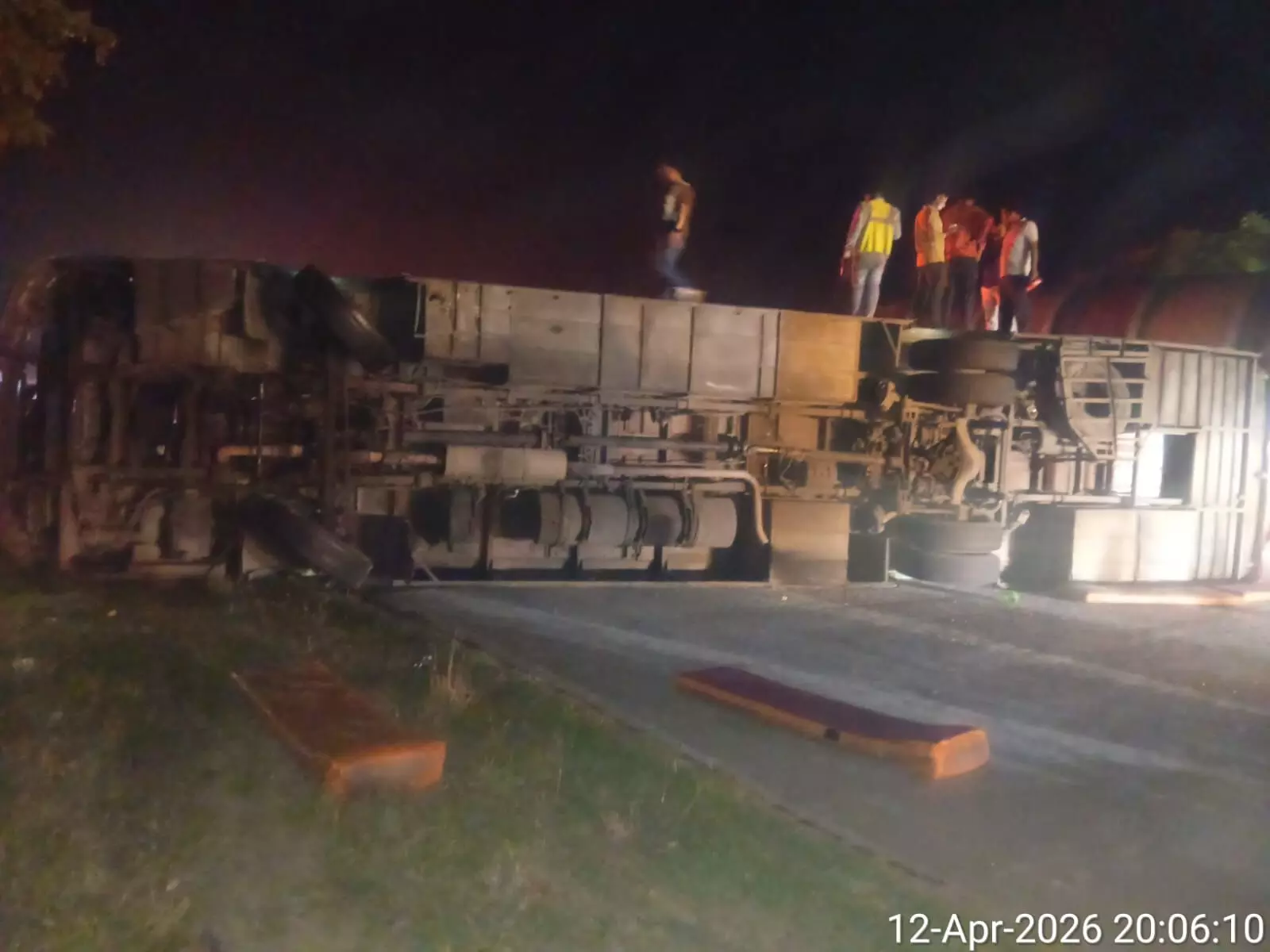 मथुराः यमुना एक्सप्रेस-वे पर स्लीपर बस पलटी, 40 यात्री घायल, 10 गंभीर रुप से घायल मथुराः यमुना एक्सप्रेस-वे पर स्लीपर बस पलटी, 40 यात्री घायल, 10 गंभीर रुप से घायल