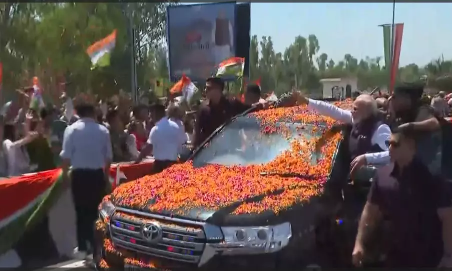 सहारनपुर में दिल्ली-देहरादून इकोनॉमिक कॉरिडोर के उद्घाटन से पहले पीएम मोदी ने किया रोड शो सहारनपुर में दिल्ली-देहरादून इकोनॉमिक कॉरिडोर के उद्घाटन से पहले पीएम मोदी ने किया रोड शो