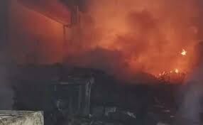 दिल्ली: झुग्गियों में लगी आग, जिंदा जले एक ही परिवार के 3 लोग