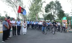 गुजरात स्थापना दिवस के अवसर पर सीएसजेएमयू में निकाली गई साइकिल रैली