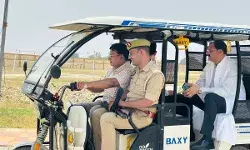 ऊर्जा संरक्षण और राष्ट्रवाद का महाअभियान: महाराजा सुहेल देव विश्वविद्यालय के कुलपति और अधिकारियों ने ई-रिक्शा से पहुंचकर पेश की मिसाल