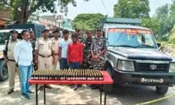 भारत-नेपाल सीमा पर नशीली दवाओं की बड़ी खेप बरामद, दो तस्कर गिरफ्तार भारत-नेपाल सीमा पर नशीली दवाओं की बड़ी खेप बरामद, दो तस्कर गिरफ्तार