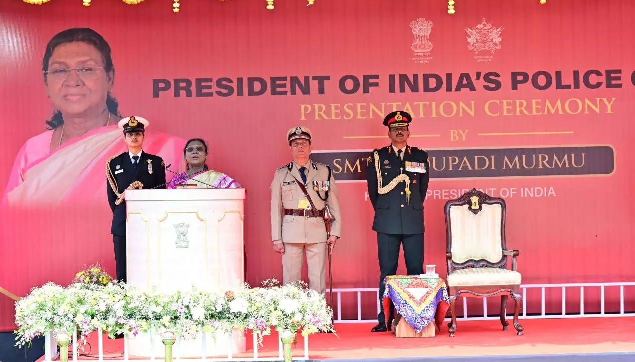 PRESIDENT OF INDIA PRESENTS THE ‘PRESIDENT OF INDIA’S POLICE COLOUR’ TO THE SIKKIM POLICE PRESIDENT OF INDIA PRESENTS THE ‘PRESIDENT OF INDIA’S POLICE COLOUR’ TO THE SIKKIM POLICE