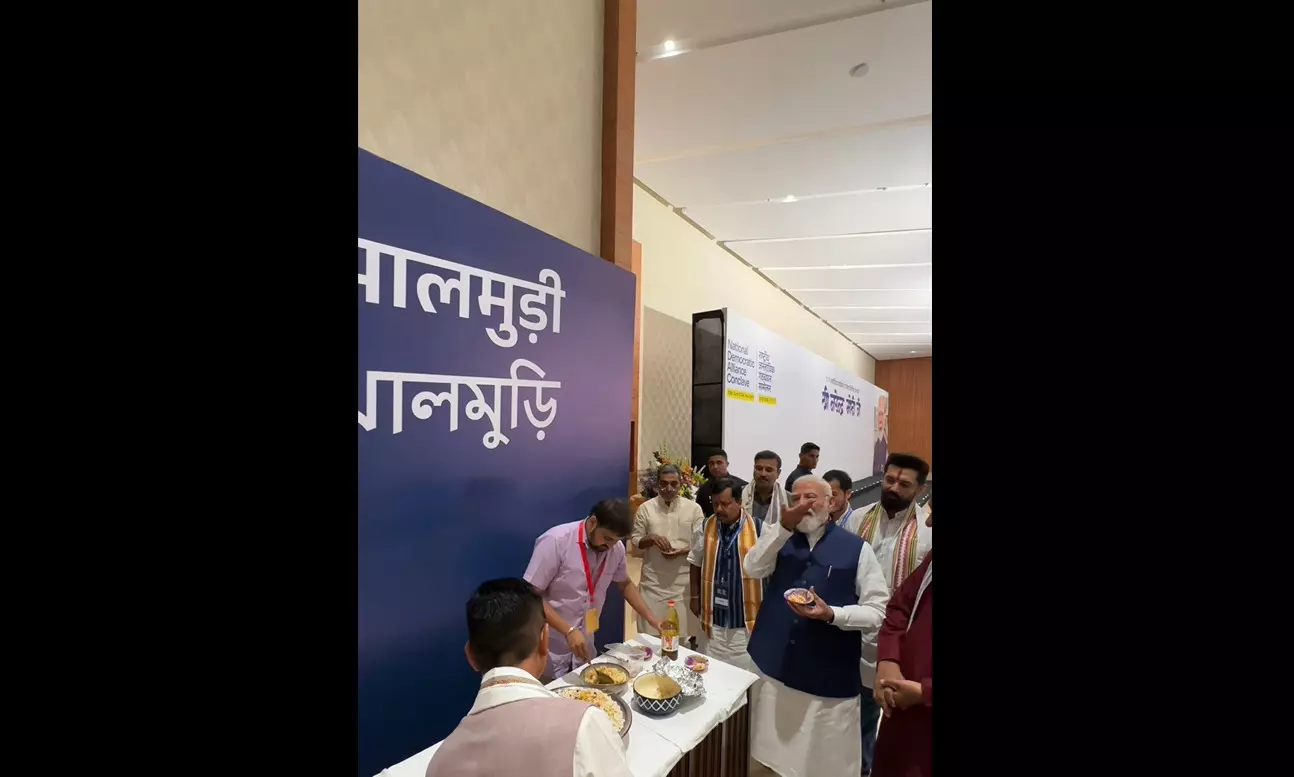 पीएम मोदी ने NDA नेताओं के साथ झालमुड़ी का आनंद लिया पीएम मोदी ने NDA नेताओं के साथ झालमुड़ी का आनंद लिया