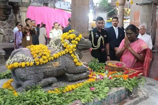 राष्ट्रपति श्रीमती मुर्मु ने ओंकारेश्वर तीर्थ और ज्योतिर्लिंग ममलेश्वर के दर्शन कर किया अभिषेक राष्ट्रपति श्रीमती मुर्मु ने ओंकारेश्वर तीर्थ और ज्योतिर्लिंग ममलेश्वर के दर्शन कर किया अभिषेक