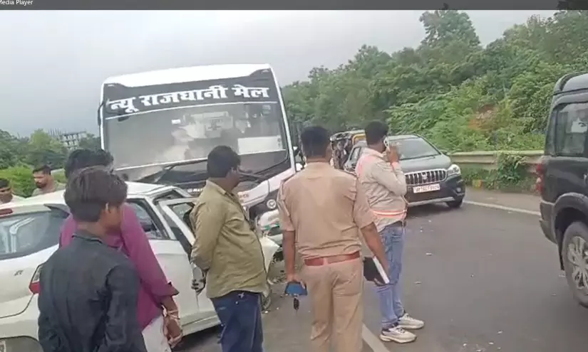 यूपी के बस्ती में भीषण सड़क हादसा, बस-कार की टक्कर में दो की मौत, एक गंभीर रुप से घायल यूपी के बस्ती में भीषण सड़क हादसा, बस-कार की टक्कर में दो की मौत, एक गंभीर रुप से घायल