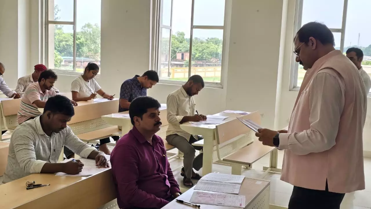 कुलपति ने प्रवेश परीक्षा का किया निरीक्षण, व्यवस्थाओं का लिया जायजा कुलपति ने प्रवेश परीक्षा का किया निरीक्षण, व्यवस्थाओं का लिया जायजा
