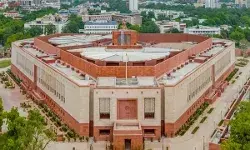 विपक्ष के हंगामे के कारण लोकसभा की कार्यवाही दोपहर 2 बजे तक स्थगित