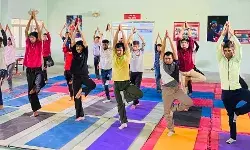 योग से नशामुक्त समाज के निर्माण का संकल्प: केएमसीएलयू में योगाभ्यास कार्यक्रम का शुभारंभ