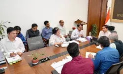शिक्षा मंत्रालय के वरिष्ठ अधिकारियों के साथ केंद्रीय शिक्षा मंत्री प्रल्हाद जोशी ने बैठक की