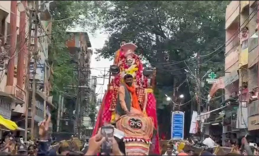 भगवान श्री चन्द्रमोलेश्वर व श्री मनमहेश हाथी पर विराजित होकर निकले नगर भ्रमण पर भगवान श्री चन्द्रमोलेश्वर व श्री मनमहेश हाथी पर विराजित होकर निकले नगर भ्रमण पर