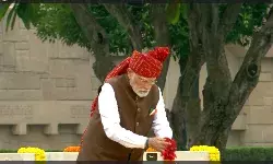 80वां स्वतंत्रता दिवस: पीएम मोदी ने राष्ट्रपिता महात्मा गांधी को पुष्पांजलि अर्पित की