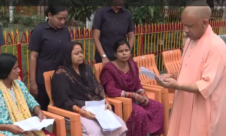यूपीः गोरखपुर में सीएम योगी ने जनता दर्शन में सुनीं लोगों की समस्याएं यूपीः गोरखपुर में सीएम योगी ने जनता दर्शन में सुनीं लोगों की समस्याएं