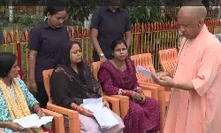 यूपीः गोरखपुर में सीएम योगी ने जनता दर्शन में सुनीं लोगों की समस्याएं