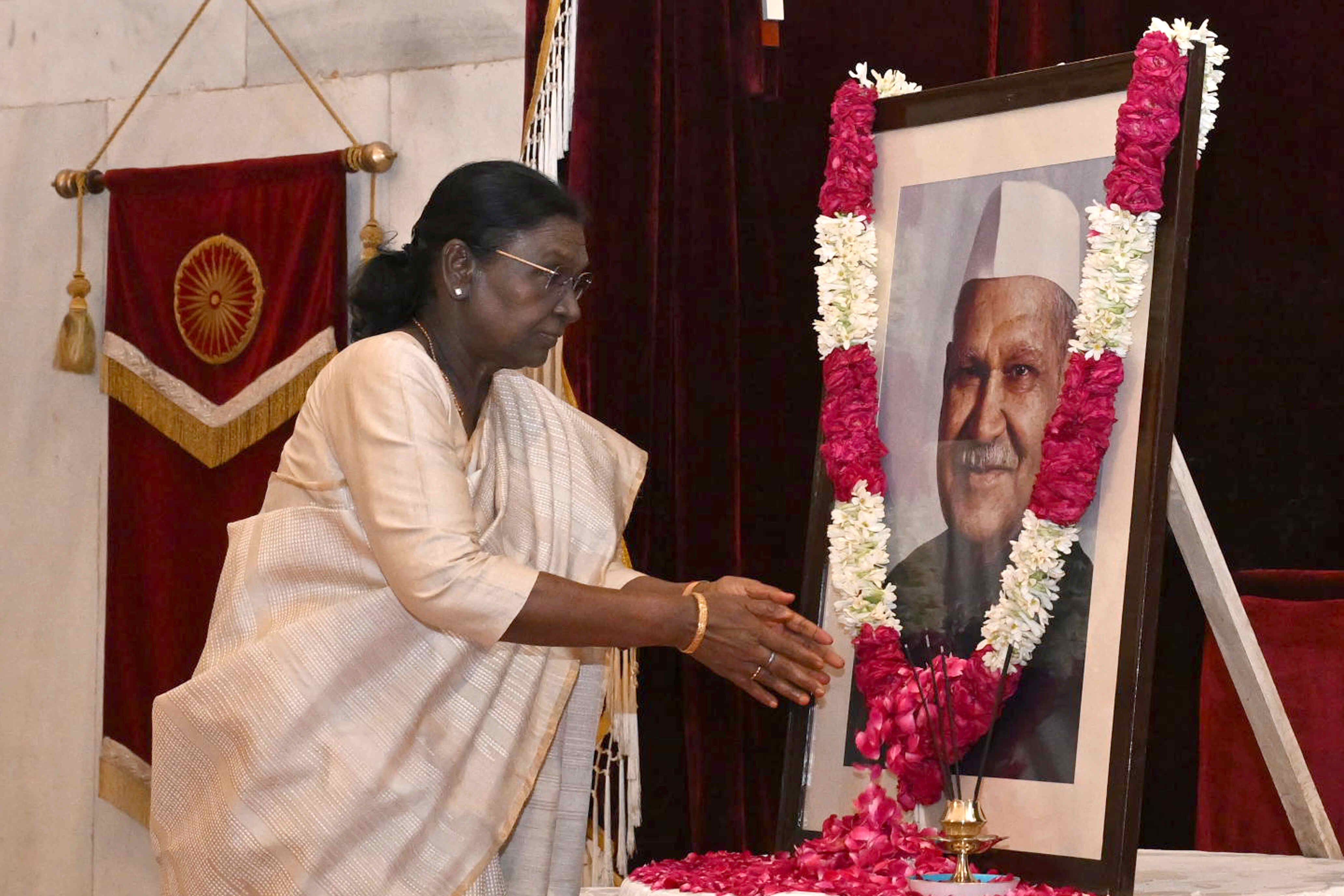 PRESIDENT OF INDIA PAYS FLORAL TRIBUTES TO DR SHANKER DAYAL SHARMA ON HIS BIRTH ANNIVERSARY