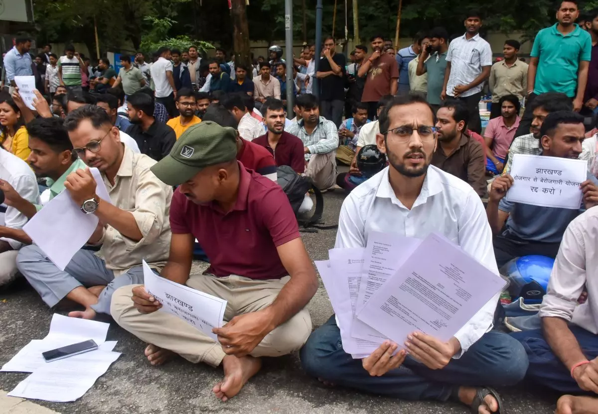 झारखंड में छात्रों का हंगामा, पुलिस से झड़प, पुतला फूंकने पर बवाल झारखंड में छात्रों का हंगामा, पुलिस से झड़प, पुतला फूंकने पर बवाल
