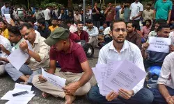 झारखंड में छात्रों का हंगामा, पुलिस से झड़प, पुतला फूंकने पर बवाल
