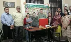 मोबाइल की स्क्रीन से आंखों को बचाने की मुहिम, भाषा विश्वविद्यालय में छात्राओं की नि:शुल्क नेत्र जांच