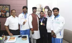 एशियन गेम्स-2026 के पदक विजेता खिलाड़ी विवेक सागर और जय मीणा से मंत्री विश्वास सारंग ने की भेंट