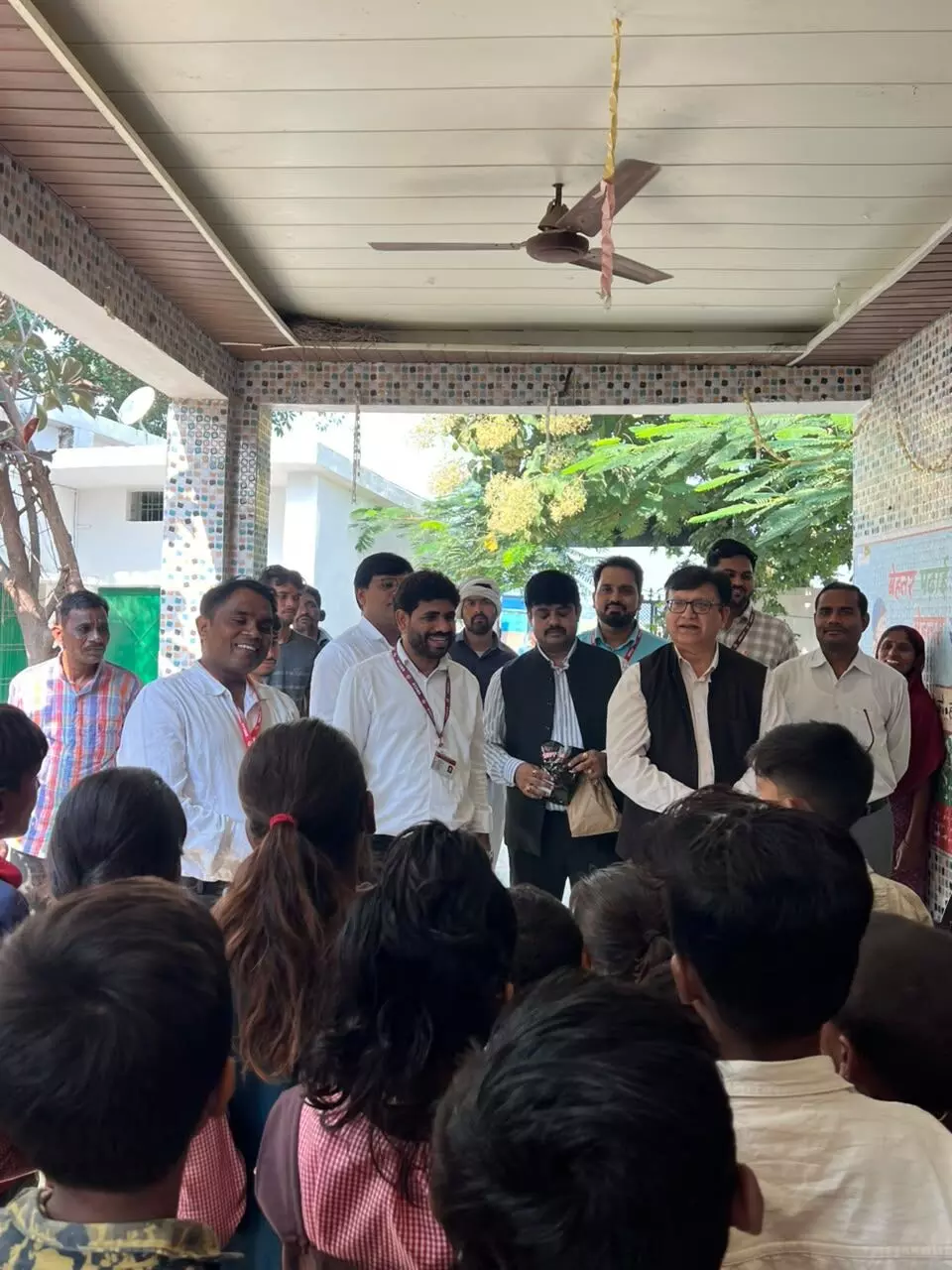 बाढ़ पीड़ितों की मदद को आगे आया भाषा विश्वविद्यालय, कुलपति प्रो. अजय तनेजा ने गोद लिए गए गांवों में पहुंचकर ग्रामीणों से किया संवाद बाढ़ पीड़ितों की मदद को आगे आया भाषा विश्वविद्यालय, कुलपति प्रो. अजय तनेजा ने गोद लिए गए गांवों में पहुंचकर ग्रामीणों से किया संवाद