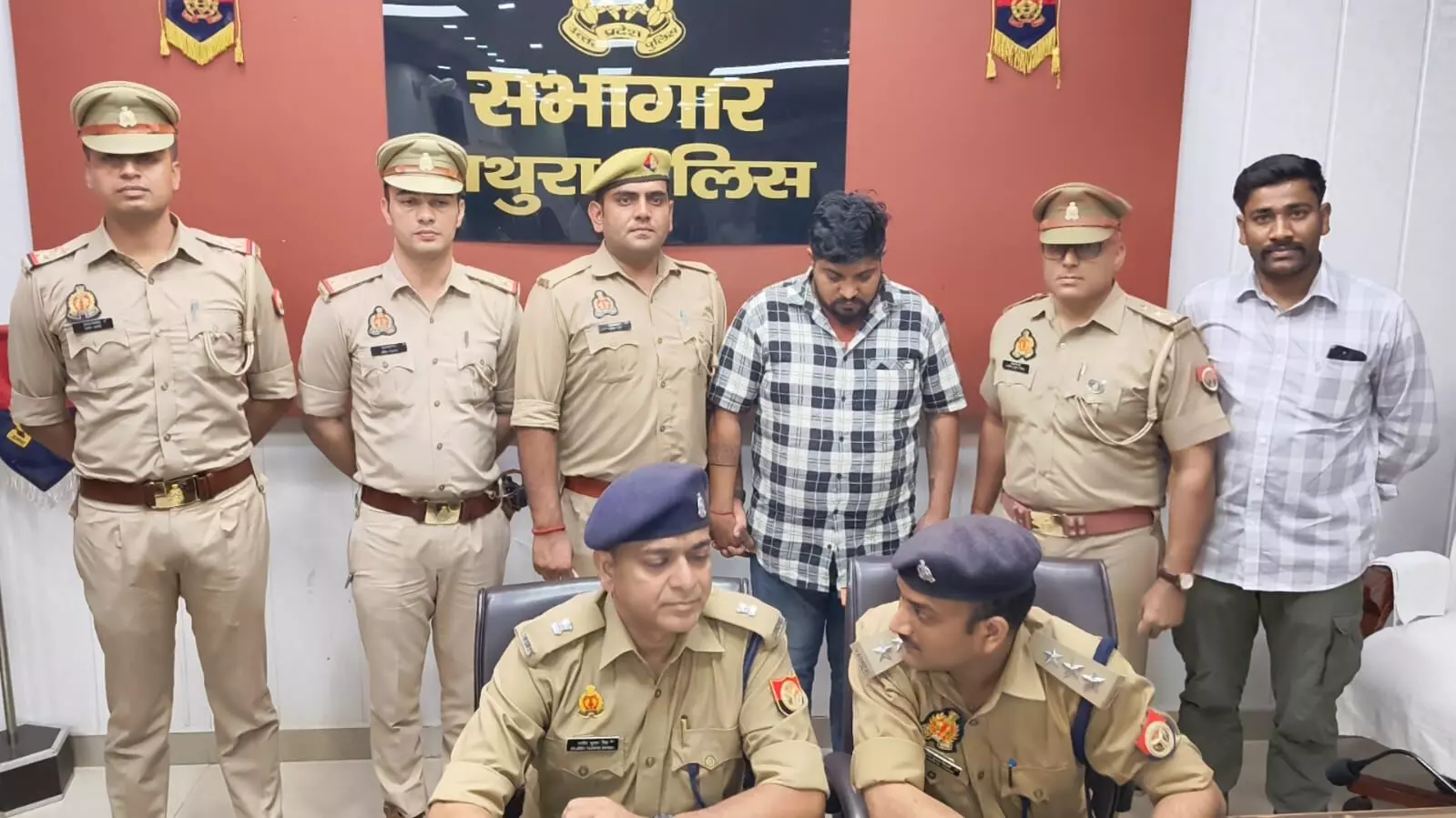 यूपीः मथुरा में महिलाओं से ठगी के आरोपी से 30 लाख के सोने-चांदी के जेवर बरामद यूपीः मथुरा में महिलाओं से ठगी के आरोपी से 30 लाख के सोने-चांदी के जेवर बरामद