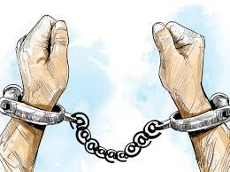 धनबाद की सड़कों पर गुटखा खाकर थूकने पर चार लोगों को पुलिस ने लिया हिरासत में