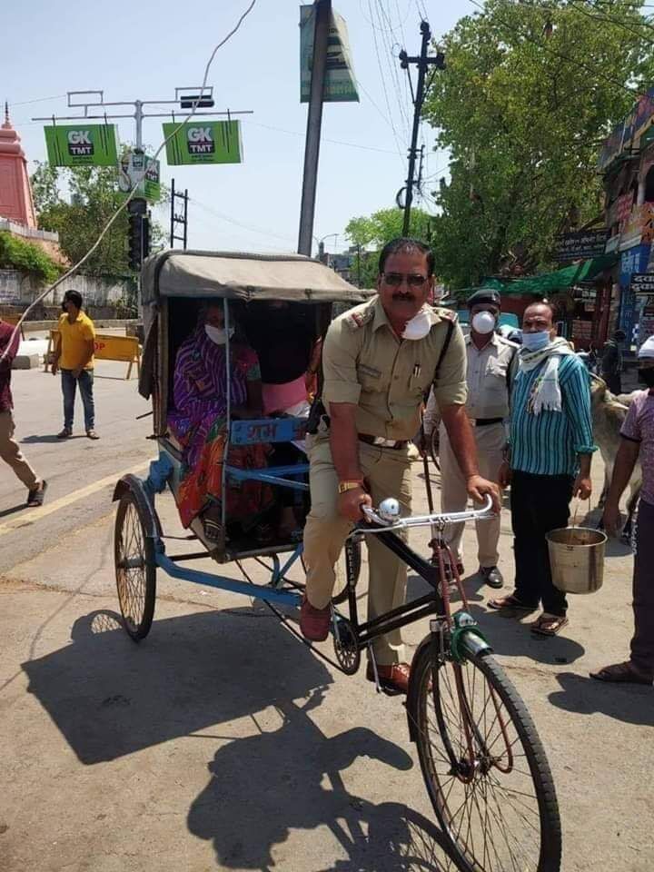 बिलासपुर की पुलिस रिक्शा चालक बने एसआई द्विवेदी जो हीरो साबित हो रहे हैं पुलिस के जवान, बीमार महिला को खुद रिक्शा चलाकर पहुँचाया अस्पताल