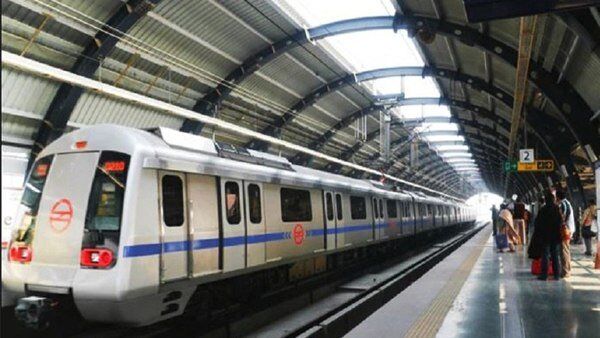 दिल्ली में खोले गए सभी मेट्रो स्टेशन पुलिस ने कहा फैलाई गई थी अफवाह