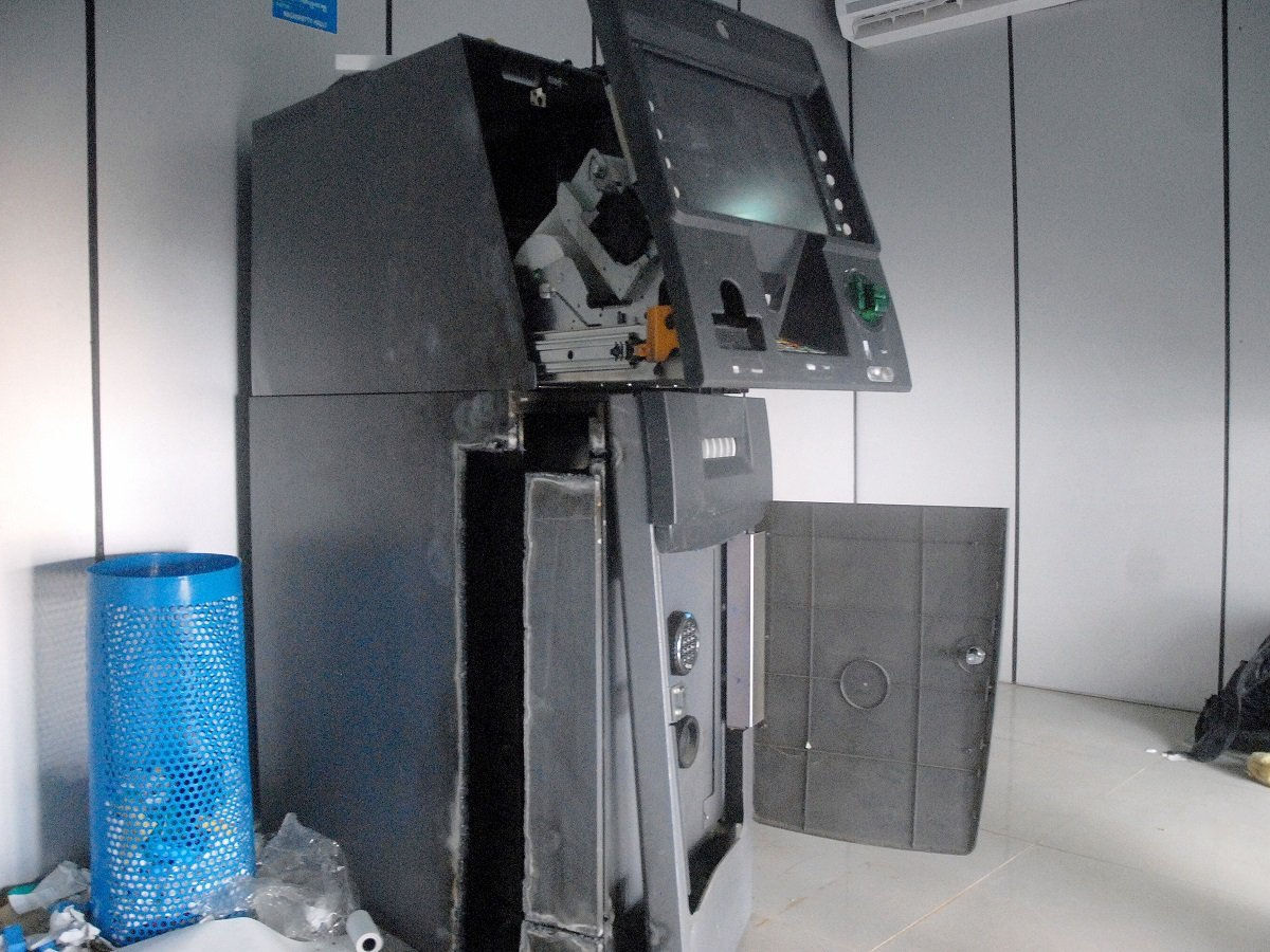 चोर एटीएम से नहीं चुरा पाए रुपए तो उखाड़ ले गए मशीन
