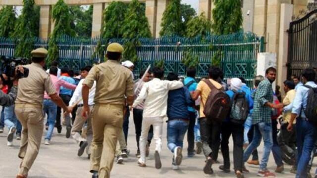 झांसी :  लाठीचार्ज के चलते वकीलों ने किया प्रदर्शन, प्रधानमंत्री को सौंपा ज्ञापन