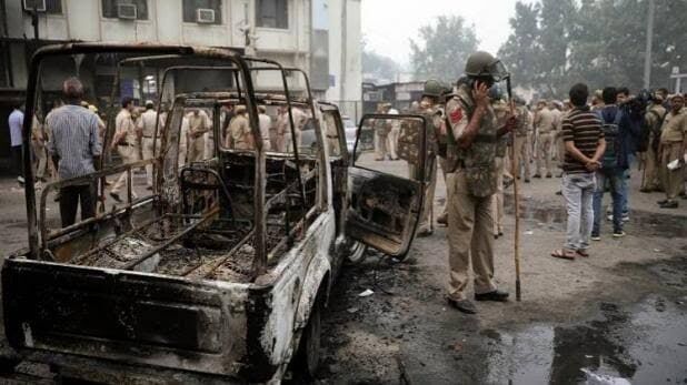 दिल्ली के तीस हजारी कोर्ट परिसर में वकीलों और पुलिस के बीच हिंसक झड़प...