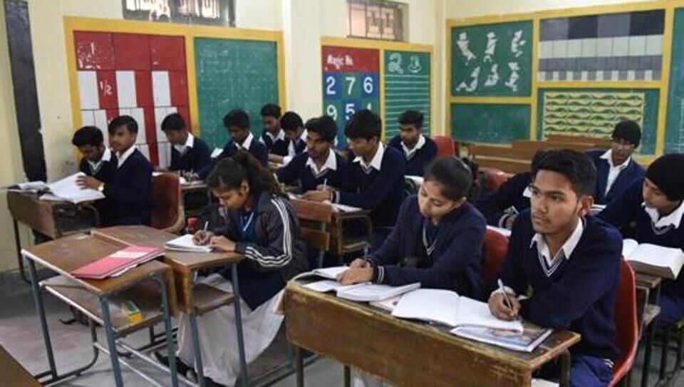 Government to arrange 25 smart schools in Srinagar