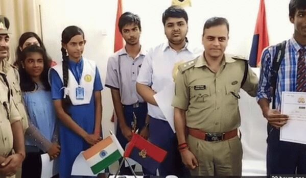 अयोध्या में एक दिन के लिए पुलिस अधिकारी बना छात्र, सीखी पुलिसिंग के गुण