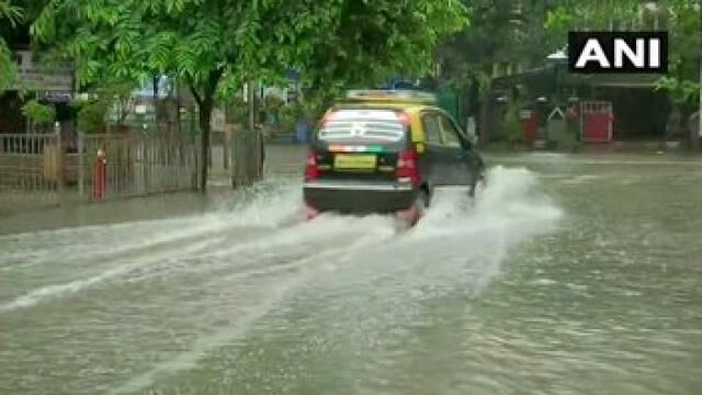 मुंबई में भारी बारिश से जनजीवन अस्त-व्यस्त