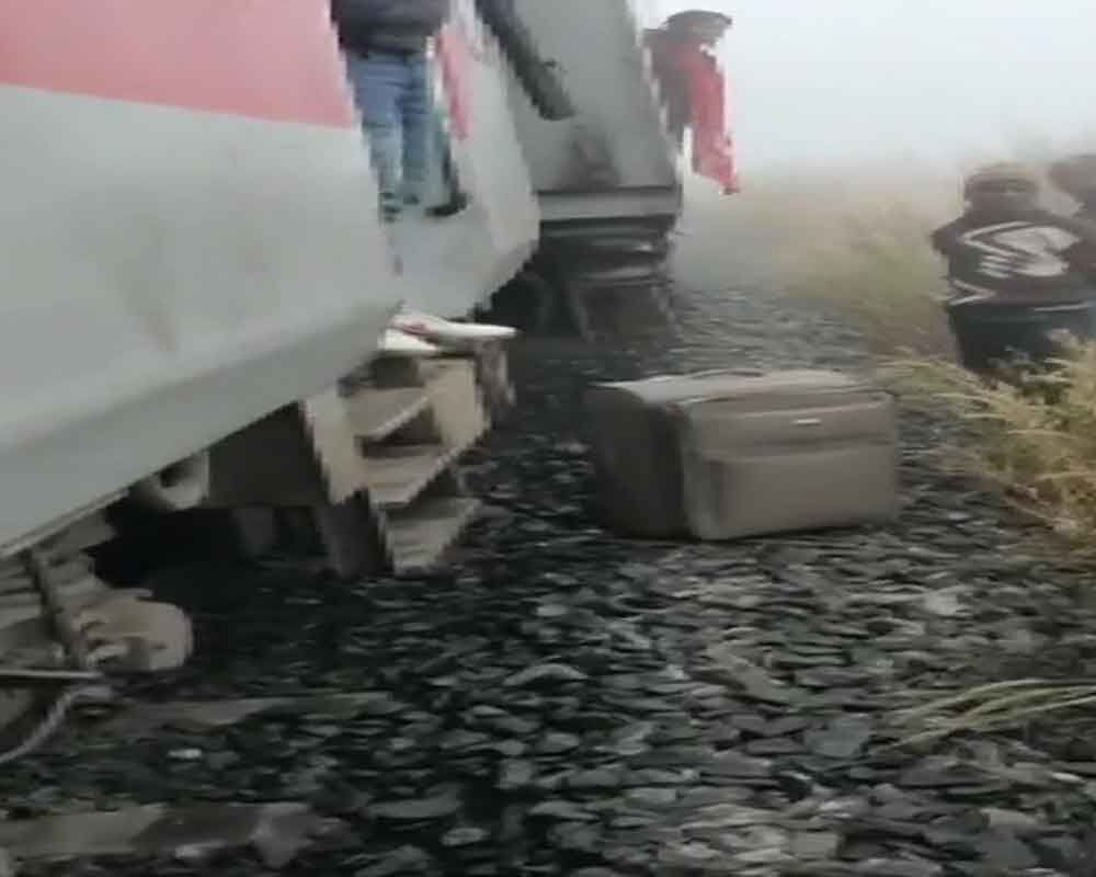 कटक के पास मुंबई-भुवनेश्वर ट्रेन के 7 डिब्बे पटरी से उतरे  कई घायल