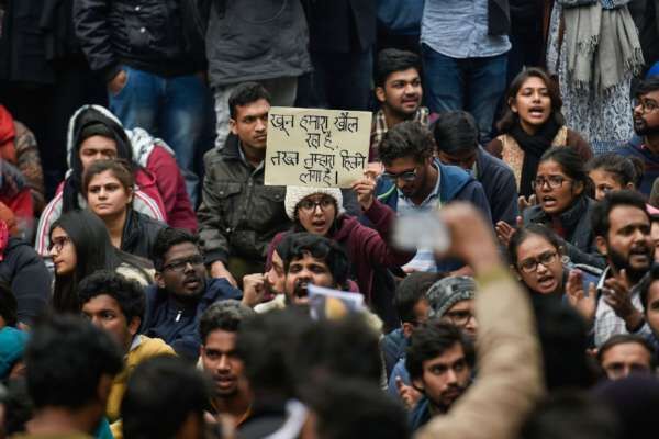 जेएनयू हिंसा में दिल्ली पुलिस ने व्हाट्सएप ग्रुप से 37 छात्रों की पहचान की जेएनयू हिंसा में दिल्ली पुलिस ने व्हाट्सएप ग्रुप से 37 छात्रों की पहचान की