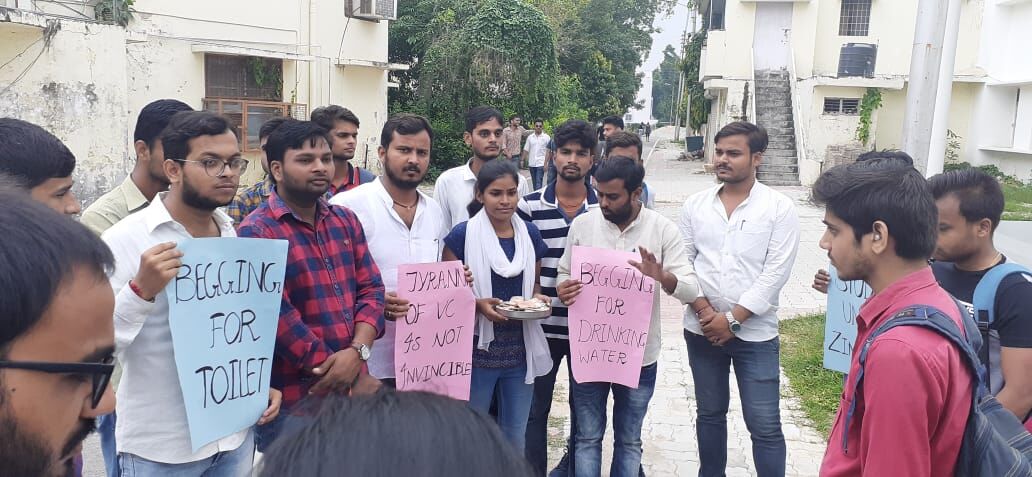 लखनऊ यूनिवर्सिटी के छात्रों ने मांगी भीख : जाने वजह