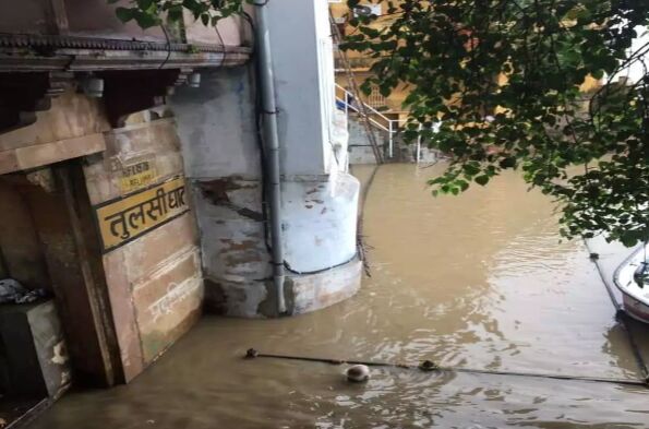 बाढ़ के हालात पर सीएम योगी ने जताई चिंता , प्रयागराज और वाराणसी के अधिकारियों को पूरी चौकसी बरतने को कहा