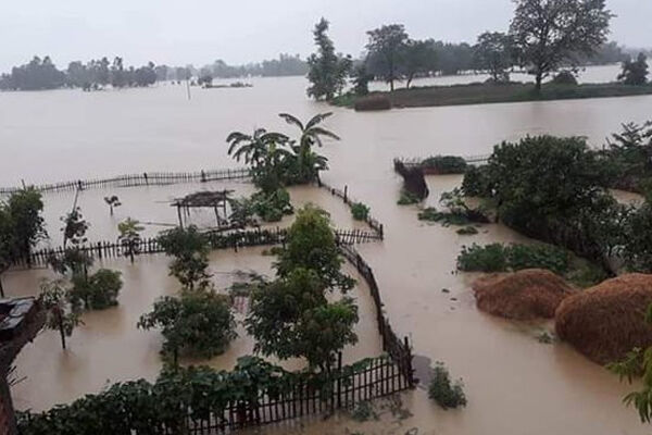 पटना में बाढ़ पीड़ितों से मिलने पहुंचे बीजेपी सांसद खुद गिरे पानी में
