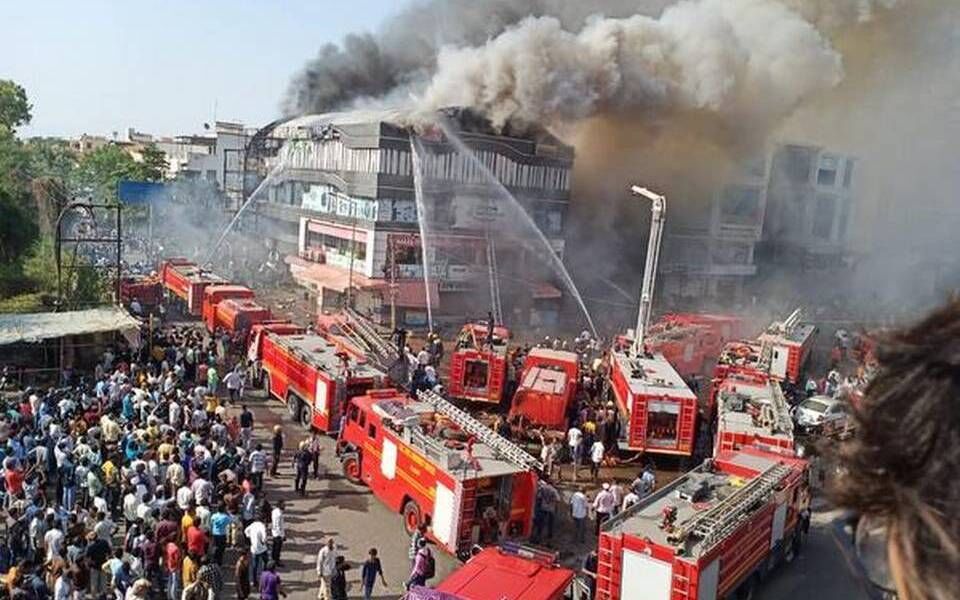 fire tragedy in Surat -  PM asked the authorities to provide quick relief