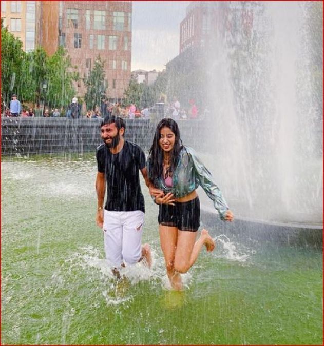 न्यूयॉर्क की बारिश का मजा लेती दिखाई दी जाह्नवी कपूर , कहां न्यूयॉर्क,आई लव यू ... न्यूयॉर्क की बारिश का मजा लेती दिखाई दी जाह्नवी कपूर , कहां न्यूयॉर्क,आई लव यू ...