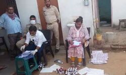 धनबाद के पुराना बाजार में काली मंदिर के पास के गली में रेडीमेड कपड़े की दुकान में चल रहा था  सैनिटाइजर और मास्क  कालाबाजारी का खेल