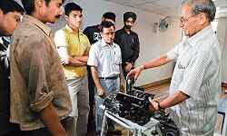 आगरा के छात्रों ने मिलकर बनाई बोरवेल से बच्चों को निकालने की मशीन