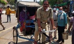 बिलासपुर की पुलिस रिक्शा चालक बने एसआई द्विवेदी जो हीरो साबित हो रहे हैं पुलिस के जवान, बीमार महिला को खुद रिक्शा चलाकर पहुँचाया अस्पताल बिलासपुर की पुलिस रिक्शा चालक बने एसआई द्विवेदी जो हीरो साबित हो रहे हैं पुलिस के जवान, बीमार महिला को खुद रिक्शा चलाकर पहुँचाया अस्पताल